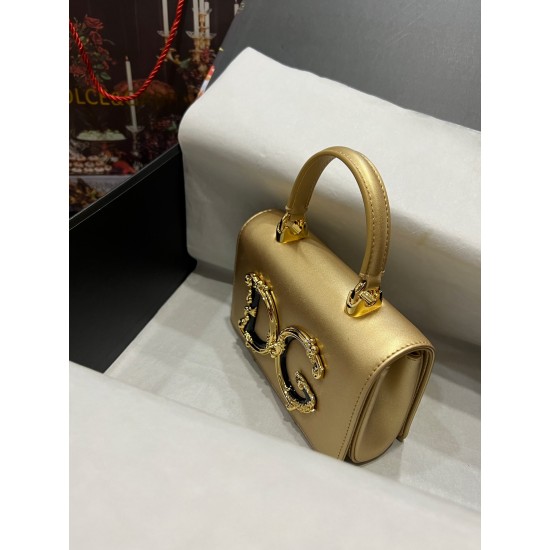 Dolce &amp;amp; Gabban bag size:18*10*5cm