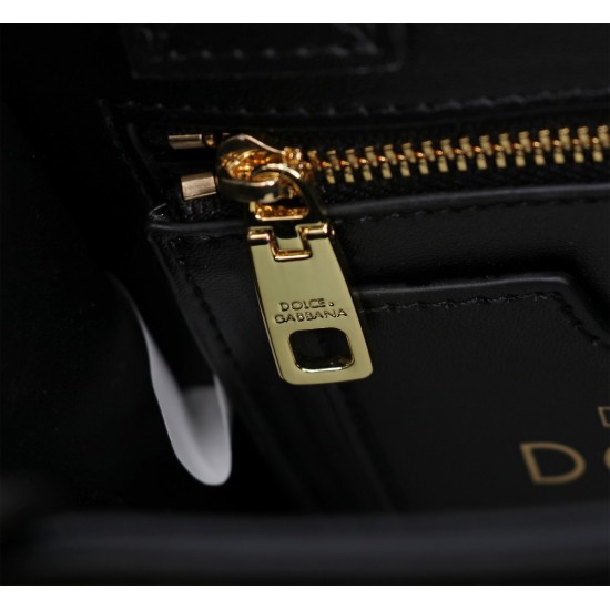 DG BAG Size：16.5×17.5×8cm