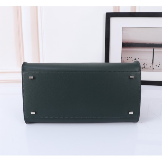 The Row Bags Top Quality
Small:26.20.18
Big:38.26.23