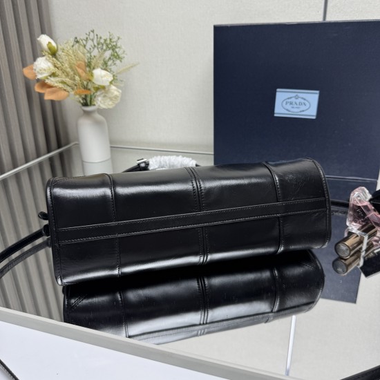 Prada Bags Top Quality
32x15.5x12cm