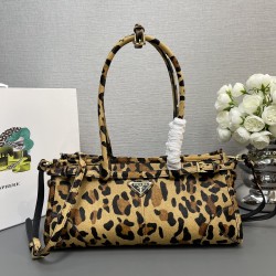 Prada Bags Top Quality
32x15.5x12cm