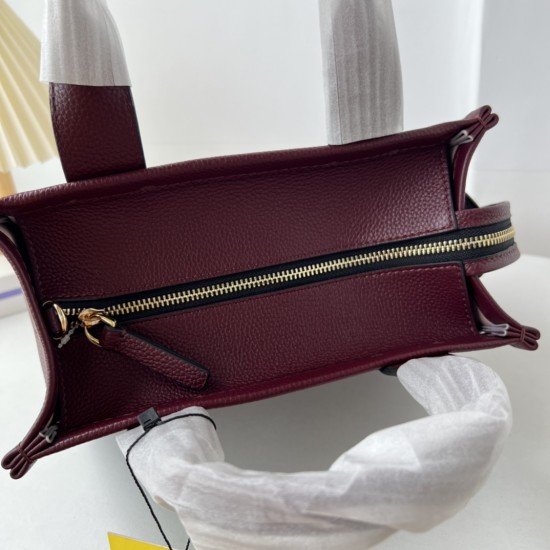 MJ Tote Full leather size: 41 * 34 * 15cm $140 Full leather medium size: 33 * 28 * 13cm $120 Full leather small size: 26 × 20 × 13cm $100 Fabric Large Size: 41 * 34 * 15cm $100 Medium size of fabric: 33 * 28 * 13cm $90 Fabric small size: 26 × 20 × 13cm $8