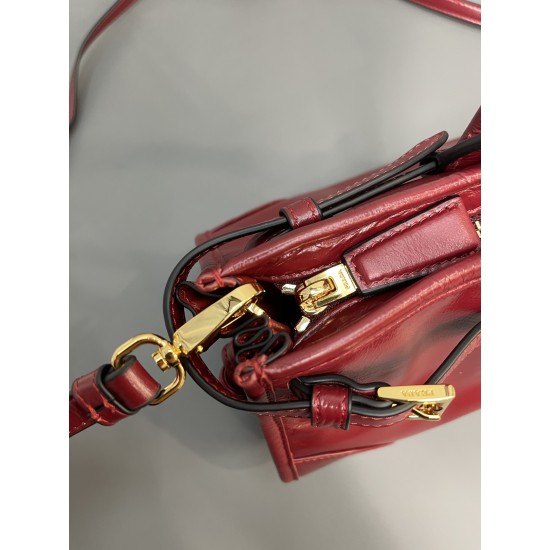Prada Bags Top Quality
32x15.5x12cm