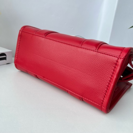 MJ Tote Full leather size: 41 * 34 * 15cm $140 Full leather medium size: 33 * 28 * 13cm $120 Full leather small size: 26 × 20 × 13cm $100 Fabric Large Size: 41 * 34 * 15cm $100 Medium size of fabric: 33 * 28 * 13cm $90 Fabric small size: 26 × 20 × 13cm $8