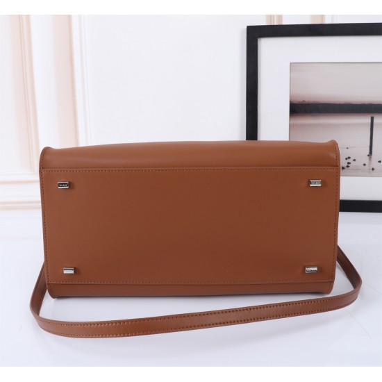 The Row Bags Top Quality
Small:26.20.18
Big:38.26.23