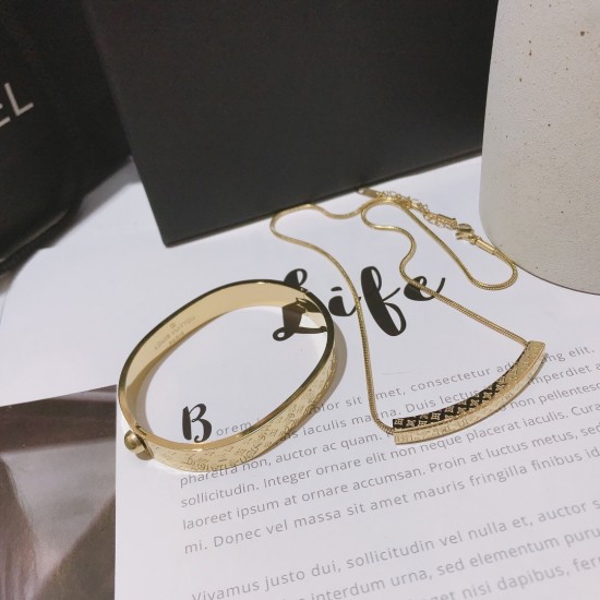 LV Jewelry Necklace: $20–$25 (with box); $17–$22 (without bo