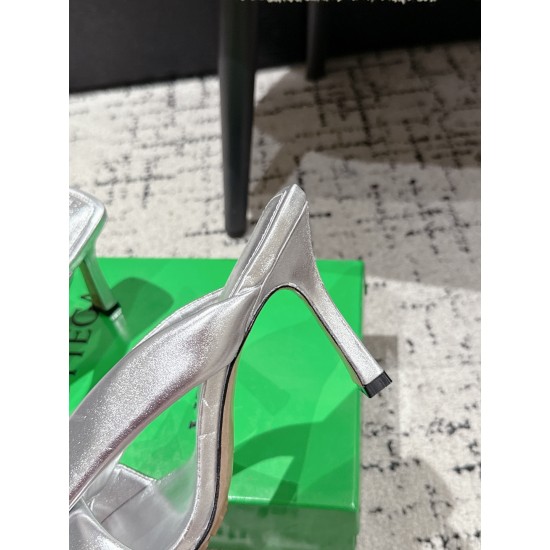 BV Slippers Shoes Best Quality
Women 35-42
