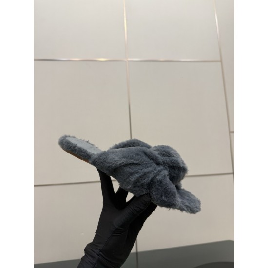 BV Slippers Shoes Best Quality
Women 35-42
