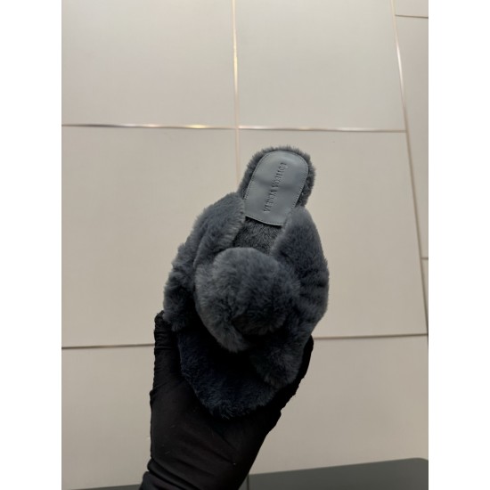 BV Slippers Shoes Best Quality
Women 35-42
