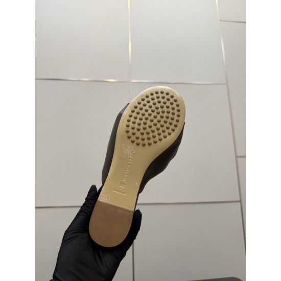 BV Slippers Shoes Best Quality
Women 35-42
