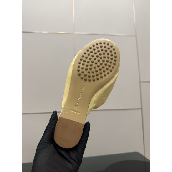 BV Slippers Shoes Best Quality
Women 35-42

