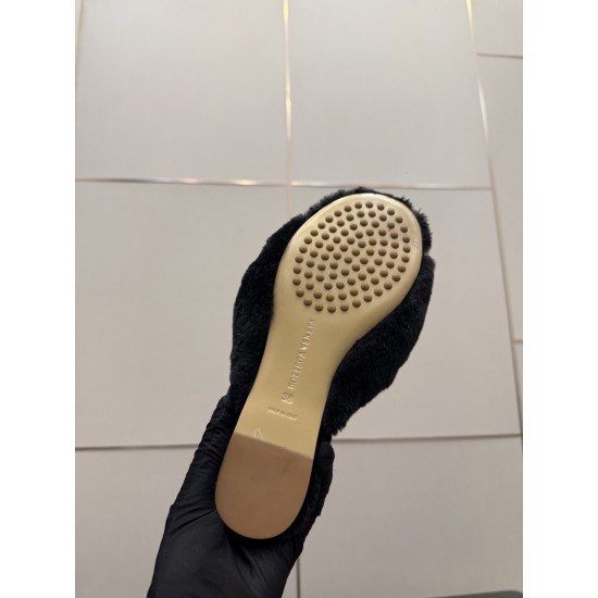 BV Slippers Shoes Best Quality
Women 35-42

