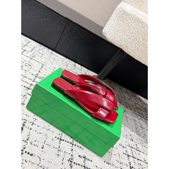 BV Slippers Shoes Best Quality
Women 35-42
