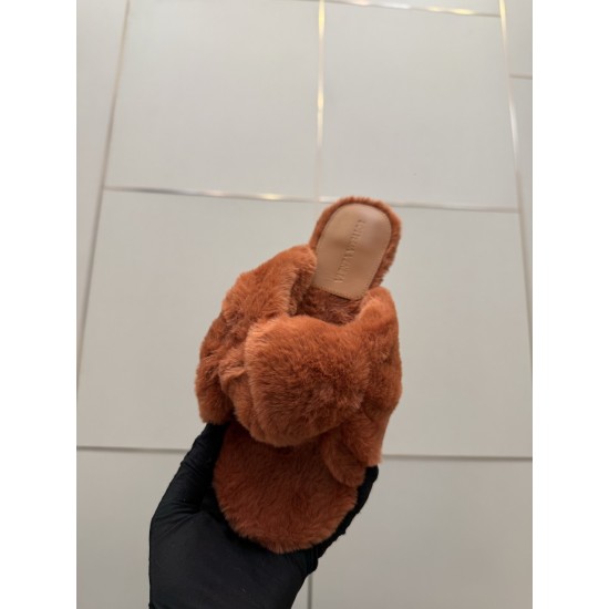 BV Slippers Shoes Best Quality
Women 35-42
