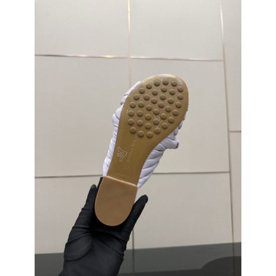 BV Slippers Shoes Best Quality
Women 35-42
