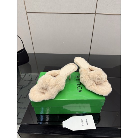 BV Slippers Shoes Best Quality
Women 35-42
