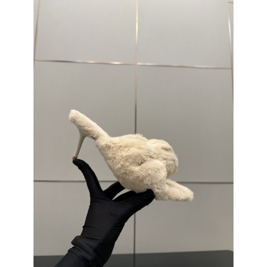 BV Slippers Shoes Best Quality
Women 35-42
