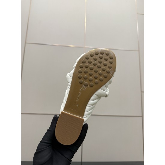 BV Slippers Shoes Best Quality
Women 35-42
