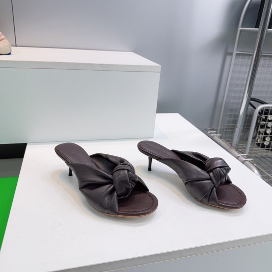 BV Slippers Shoes Best Quality
Women 35-42
