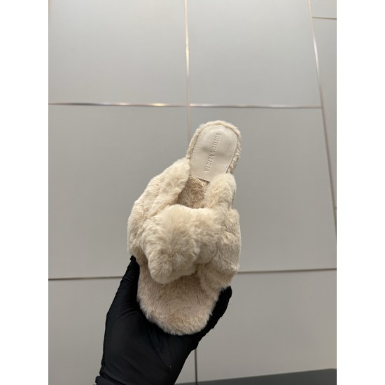 BV Slippers Shoes Best Quality
Women 35-42
