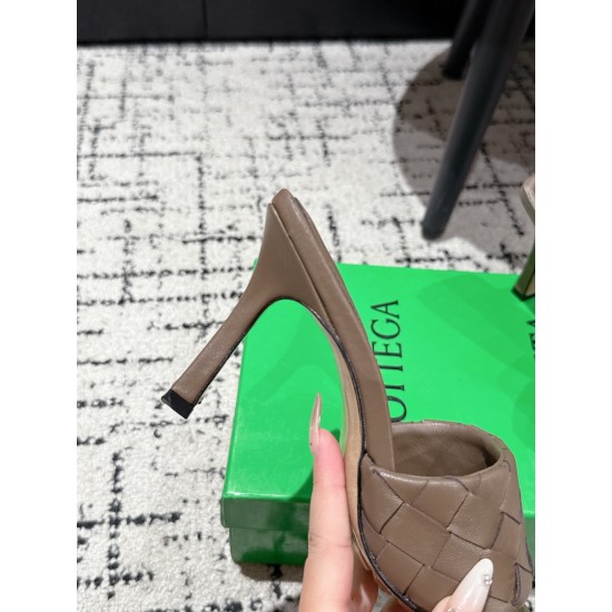 BV Slippers Shoes Best Quality
Women 35-42
