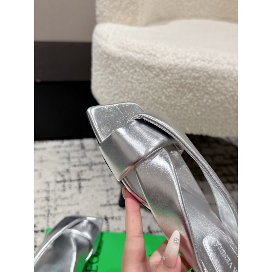 BV Slippers Shoes Best Quality
Women 35-42
