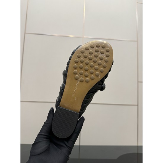 BV Slippers Shoes Best Quality
Women 35-42
