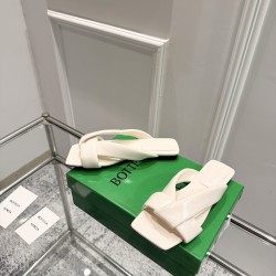 BV Slippers Shoes Best Quality
Women 35-42
