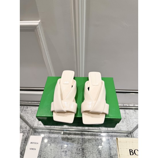BV Slippers Shoes Best Quality
Women 35-42
