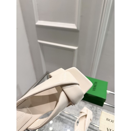 BV Slippers Shoes Best Quality
Women 35-42
