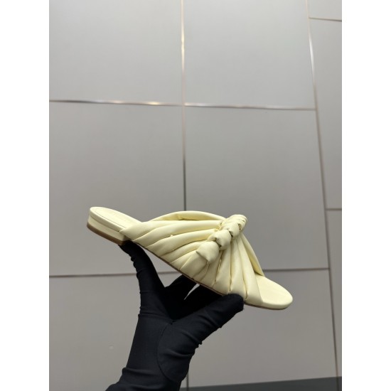BV Slippers Shoes Best Quality
Women 35-42
