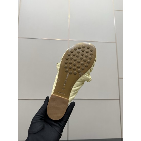 BV Slippers Shoes Best Quality
Women 35-42
