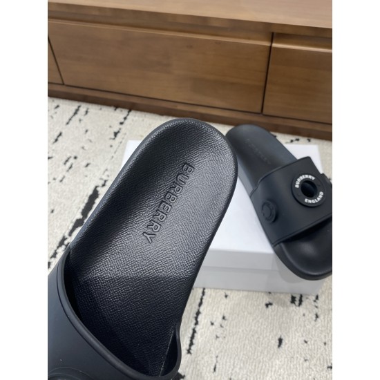 Burberry slippers