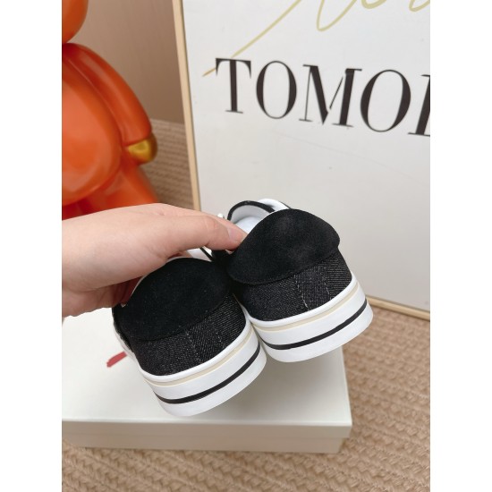 DG Casual Shoes Best Quality
Women 35-41
