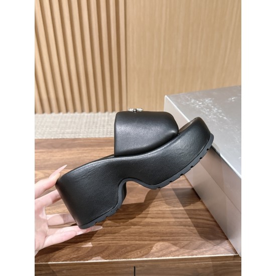 DG slippers