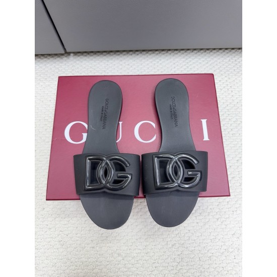 DG slippers