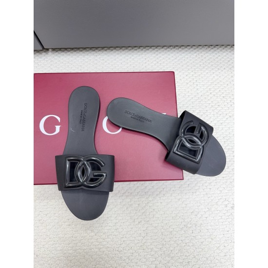 DG slippers