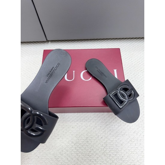 DG slippers