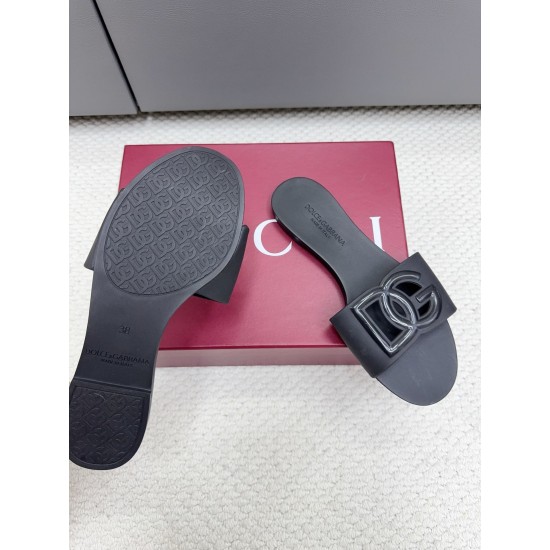 DG slippers