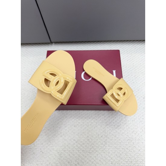 DG slippers