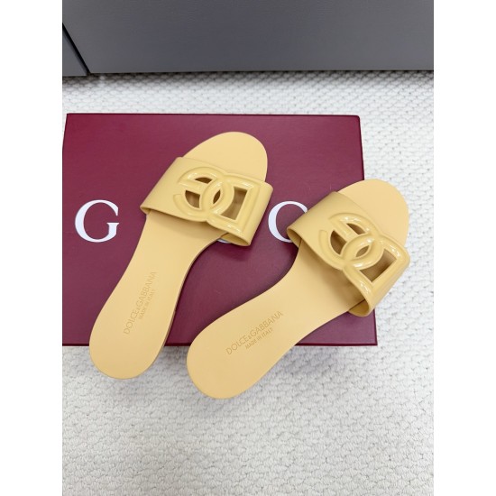 DG slippers
