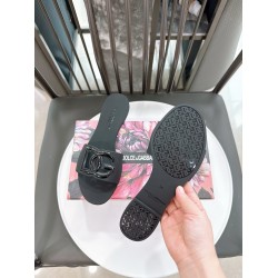 DG slippers
