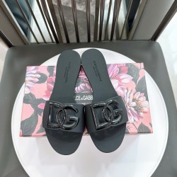 DG slippers