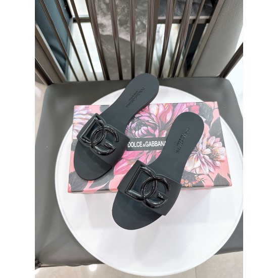 DG slippers