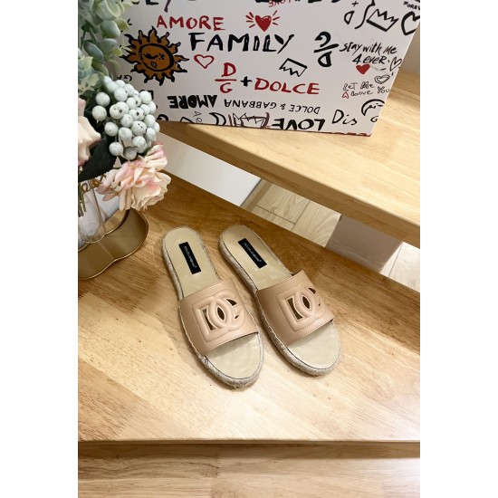 DG slippers