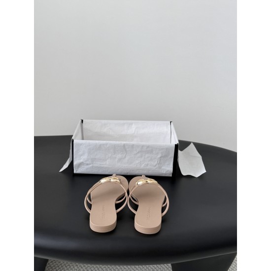 DG slippers