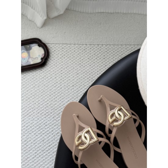 DG slippers
