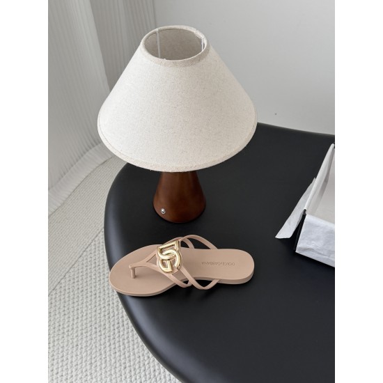 DG slippers