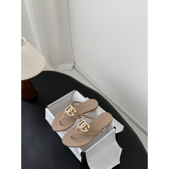 DG slippers
