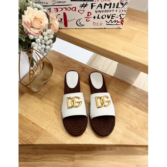 DG slippers